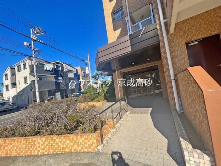 足を踏み入れると静穏な時間が流れるエントランスホール。心やすらぐ憩いのスペース。ゆったりと寛ぎながら、思い思いの時間を過ごせる空間です。