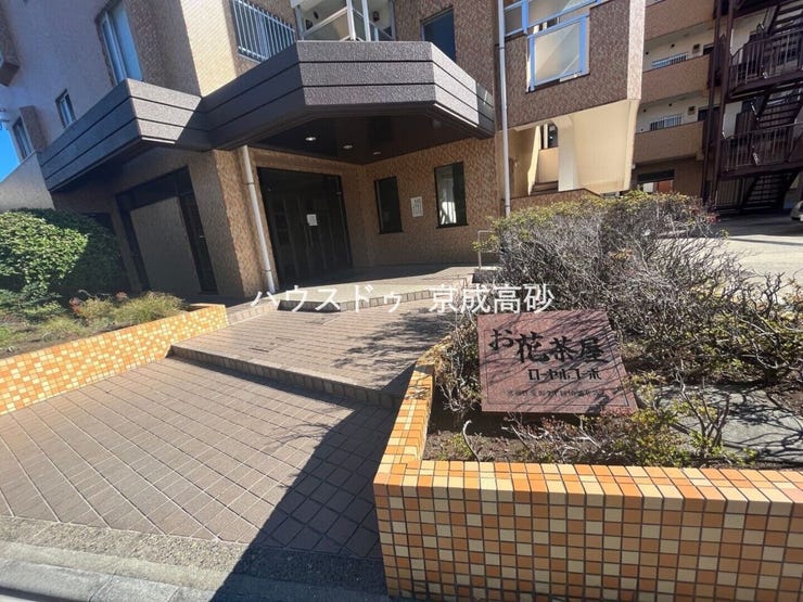 エントランス内部は、管理が行き届き清潔な共有スペースとなっています。