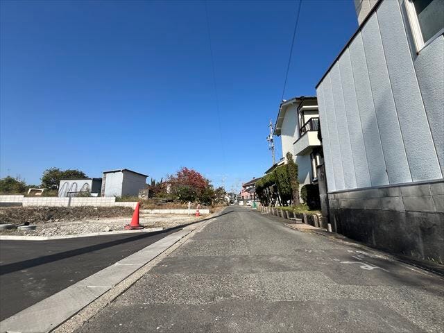 幅員約4mの前面道路です。車がすれ違うには厳しい道幅ですが、車はスピードを抑えて走行するので、お子様にも安全な道幅となっています。