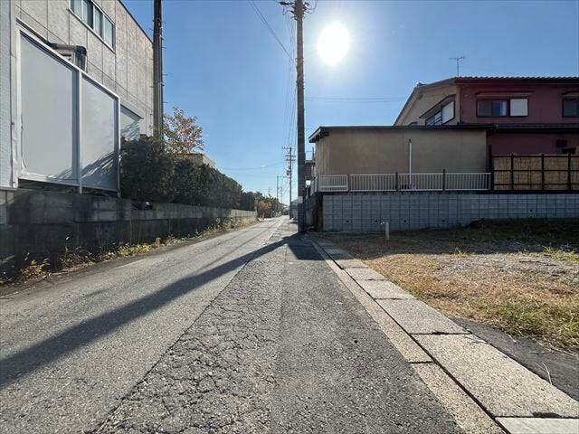 普通車が1台通れる幅となります。大型車の通行が少ないので、振動や騒音が抑えられます。