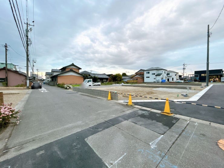 車がスピードを出しにくいため、交通事故のリスクが低減されます。歩行者や自転車が安全に通行しやすい環境です。