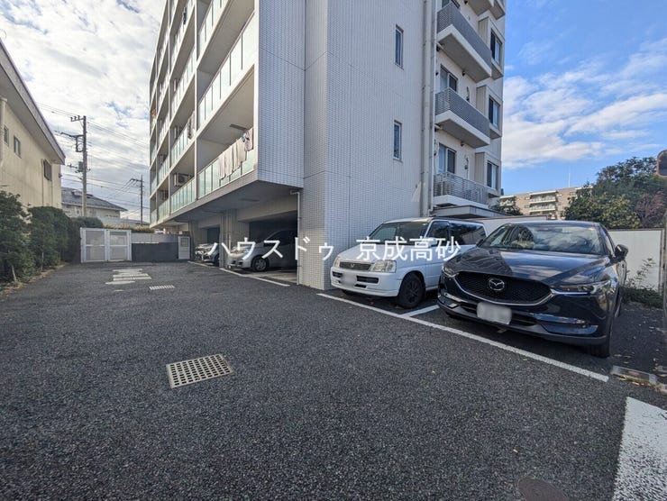 敷地内にある駐車スペースです。空き状況は、お気軽にお問合せください。