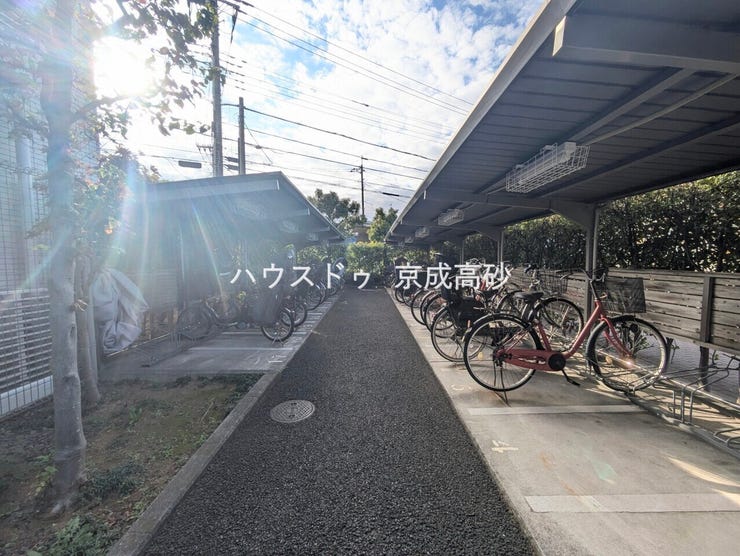 きちんと整備された駐輪場。住む方の心遣いが感じられます。空き状況は、お気軽にお問合せください。