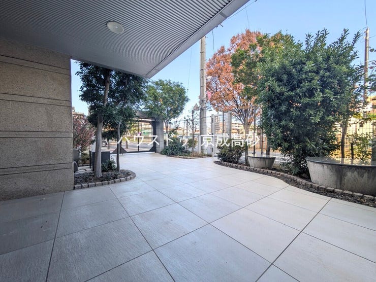 外と内をつなぐエントランスは管理が行き届き、居住者を優しく迎え入れてくれます。