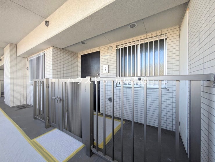 玄関前には専用ポーチあります。