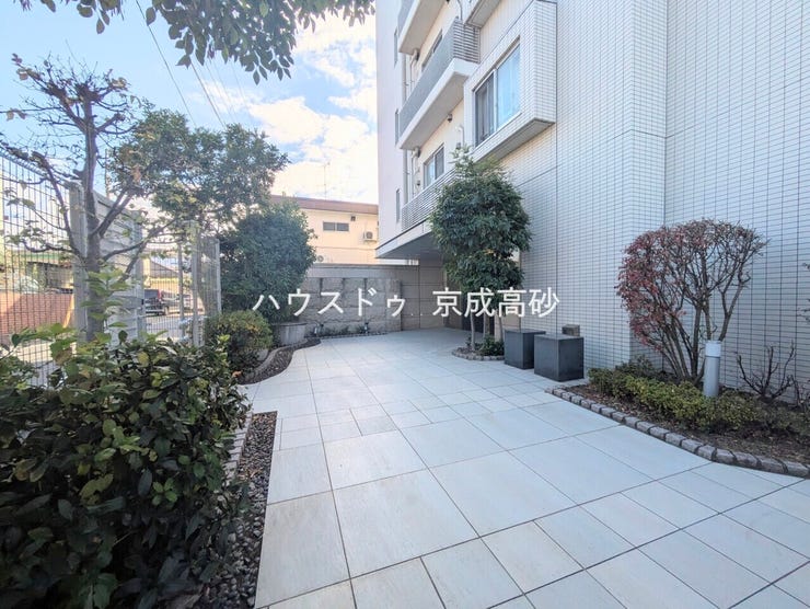 外と内をつなぐエントランスは管理が行き届き、居住者を優しく迎え入れてくれます。