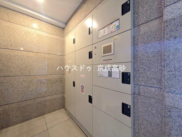 共用部分の宅配ボックスです。留守中の荷物受け取りもできるので、安心して外出ができますね。