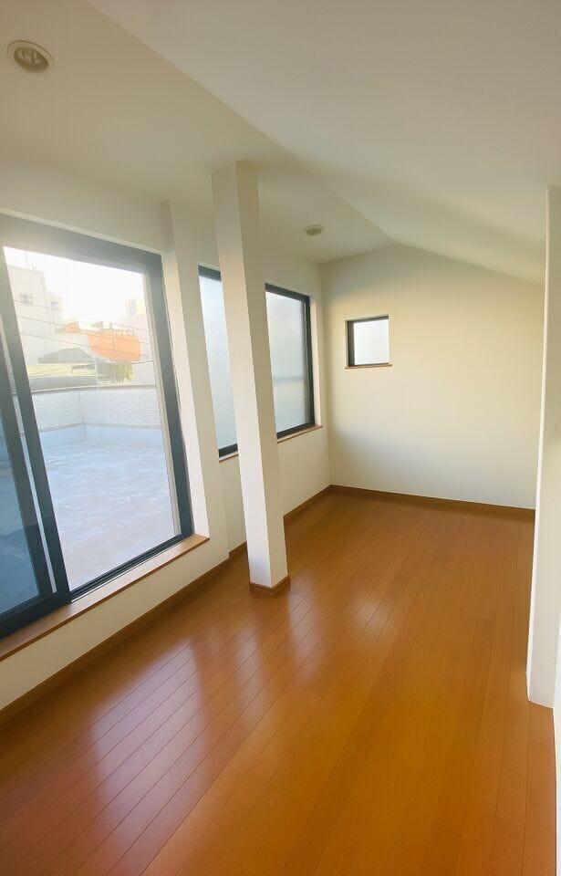 最上階は広いベランダにつながっており陽当たりもしっかり確保◎
部屋干しスペースや収納スペースとしての活用も可能!