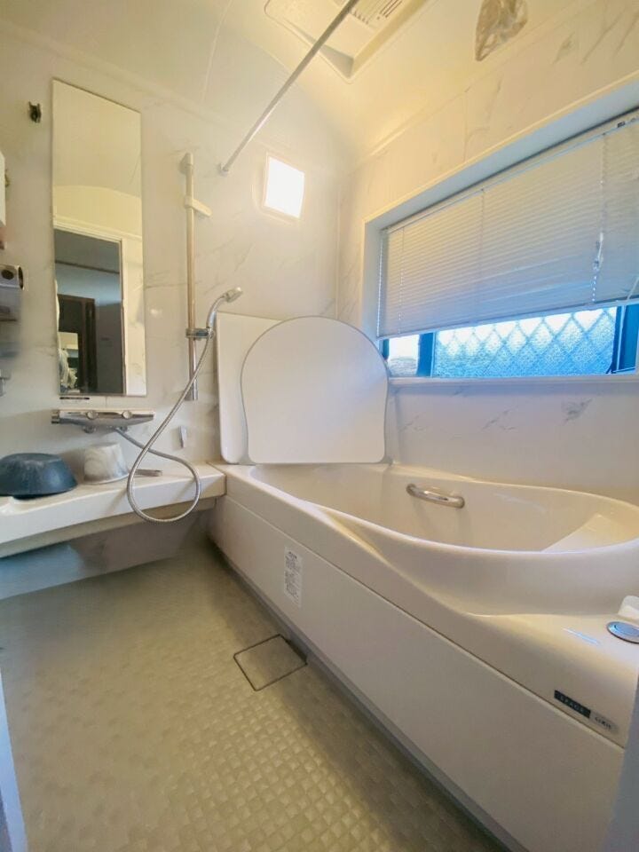 広い浴槽が自慢の明るい浴室♪