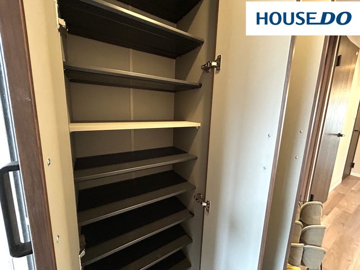 玄関にある収納力が大きいトールタイプのシューズボックス♪