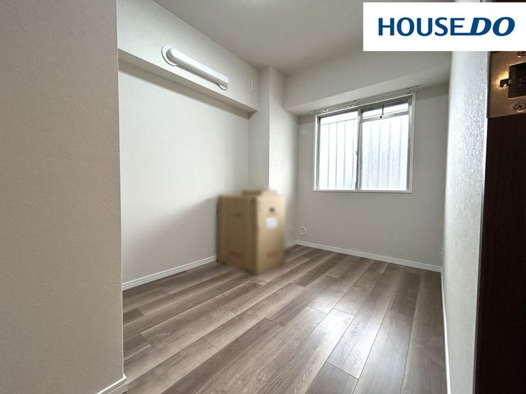 約3.6帖洋室はリビングを通らずに個室へ行けるためプライバシーが保たれやすく来客時も安心♪クローゼット付☆仕事部屋や趣味の部屋などライフスタイルに合わせて様々な活用方法があります☆