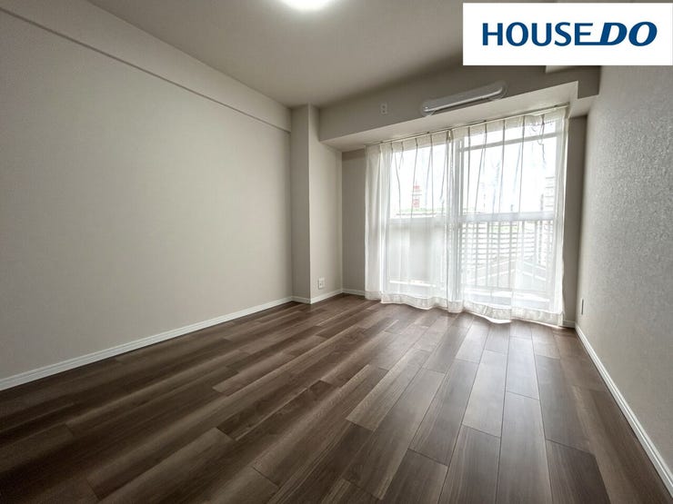 約6帖洋室はリビングから居室に入る間取り♪バルコニーへ出入り可☆バルコニーに面しているので明るく開放感があります☆クローゼット付でお部屋すっきり☆2026年1月クロス・フローリング張替え、建具新調☆