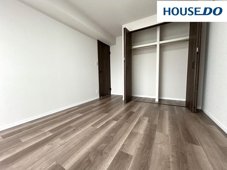 約6帖洋室にあるクローゼット♪上部棚は頻繁に使わないものを収納しておくと便利☆取っ手付のボックスを置くと取り出しやすい☆足元には引き出しや衣装箱なども収納することができます☆