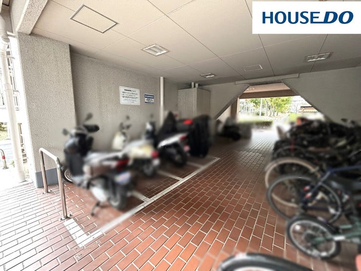 駐輪場(自転車:年額800円、400cc以下バイク:年額2000円・400cc超えバイク:年額4000円)。バイク専用駐輪場(年額6000円)別途敷金6000円。空き要確認。