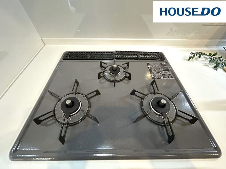 消し忘れや煮こぼれなどのうっかりミスを防いでくれる、賢いSIセンサーコンロ♪3口コンロなので、たくさん調理する時や急なお客様や急いでいるときにも役立ちます☆2026年1月システムキッチン新調☆