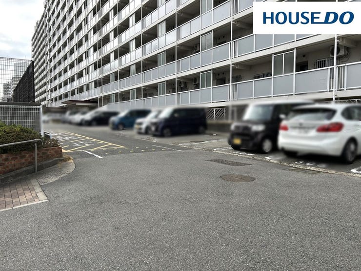 平面駐車場♪(月額10000円・12000円)敷金(40000円・48000円)。411台のうち3台は軽専用。空き要確認。料金は変更する場合がございます。