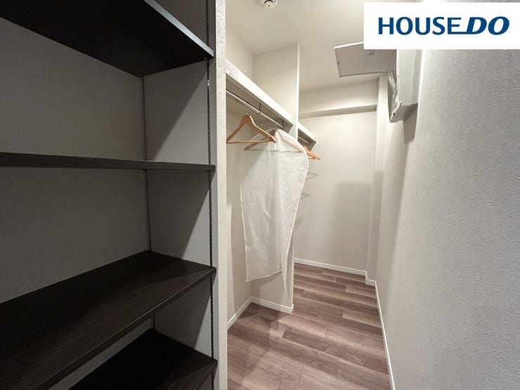 洗面室の前にあるたっぷり収納できるファミリークローゼット♪朝や夜の準備もスムーズ☆浴室乾燥機を使うと「洗う・干す・しまう」の作業がスムーズ☆スーツケースなど大きな荷物も収納できます☆