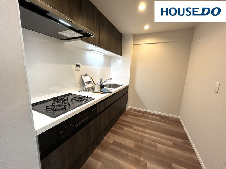 独立型キッチンなのでお客様が来てもキッチンの様子が見えにくいため、安心して迎えることができます♪たくさん調理するときに便利な3口コンロ据置き☆2026年1月システムキッチン新調☆