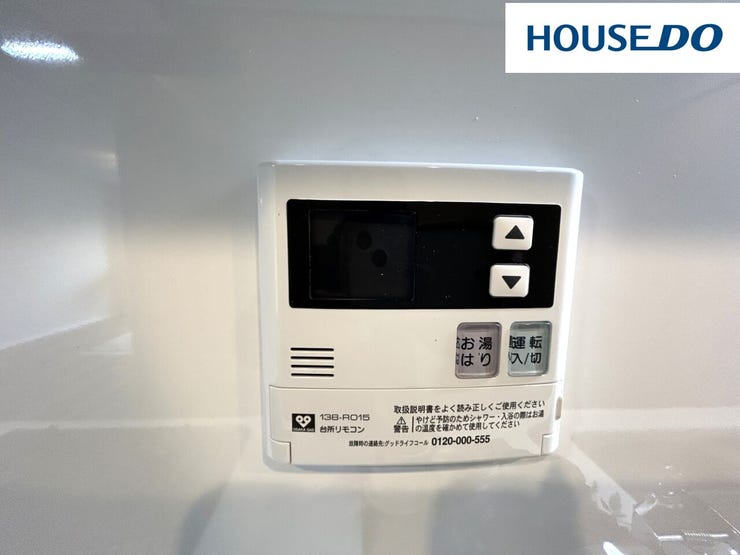 キッチンにお湯はり機能のリモコンがあるので、浴室まで行かず料理しながらお湯はりができて便利♪リラックス効果をあたえるゆらぎシャワー機能付☆
