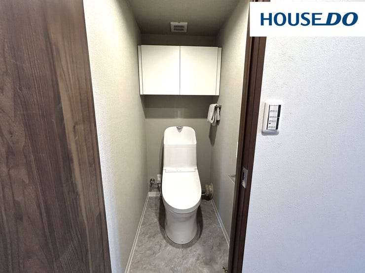 ウォシュレット付トイレ♪手洗い付なのでドアノブを常に綺麗な手で触ることができます☆上部収納があるのでストックのトイレットペーパーなど置けて便利☆取っ手付のボックスを置くと取り出しやすい☆