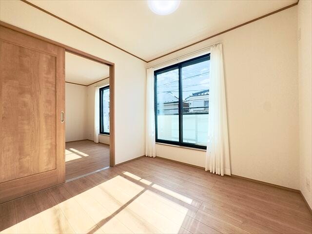 4.5帖洋室:バルコニーへ出入りが可能な洋室です。大きな窓の設置があり、開放感のある空間ですね。