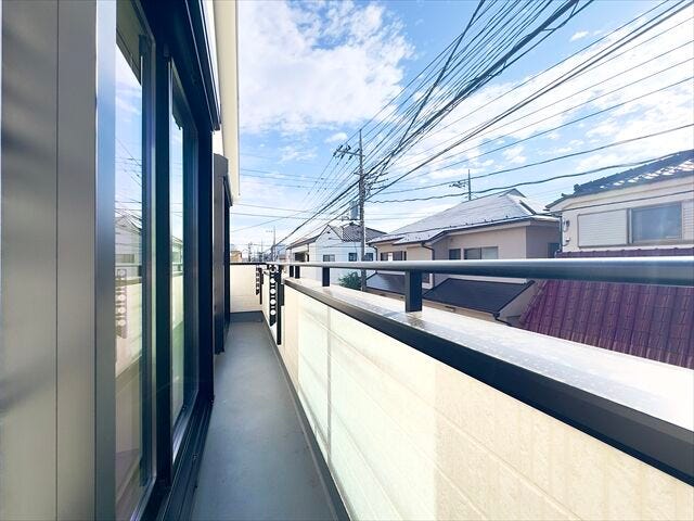 バルコニー:リビングと4.5帖のお部屋から出入りできる南向きのバルコニーです。晴れた日は気持ちよくお洗濯を干すことができそうですね。