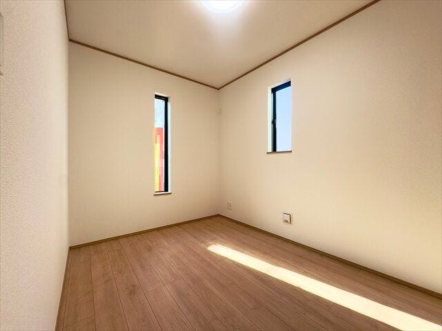 4.3帖洋室:南向きのお部屋なので、たっぷりと日差しが降り注ぎます。