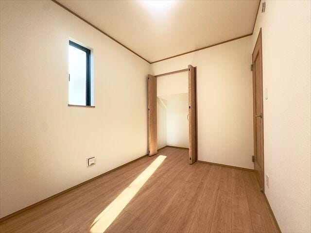 4.3帖洋室:小ぶりなお部屋ですが、収納もしっかりとあるので、お部屋を広く使えます。