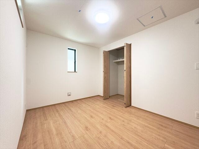 6帖納戸:窓や収納もついています。客間としても使えるので便利です。