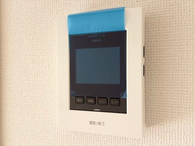 モニター付きインターホン:訪問者の顔を確認できるので防犯の効果が高まり暮らしに安心を与えてくれます。