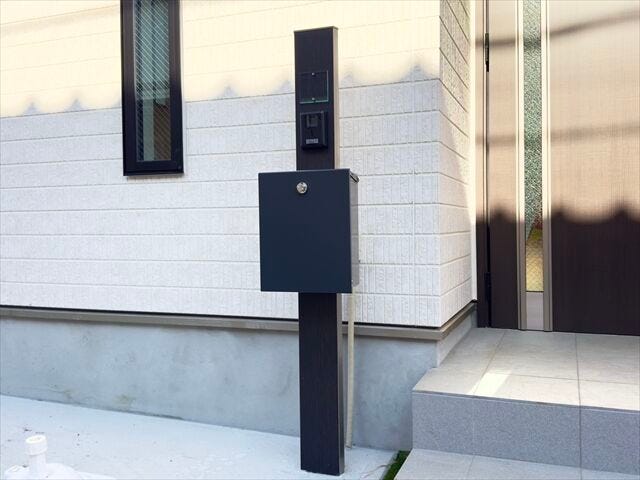 インターホンとポストが一体になっており、スッキリとオシャレです。