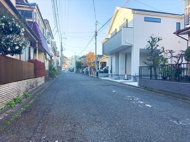 【南側 前面道路】幅員約6mの前面道路です。道路幅にゆとりがあるので、車種を選びません。大きめの車を乗りたい方にもオススメです。