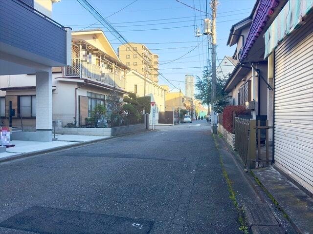 【南側 前面道路】幅員約6mの前面道路です。車がすれ違うのに十分な道幅です。車が2台と通行人も通れる幅となっています。