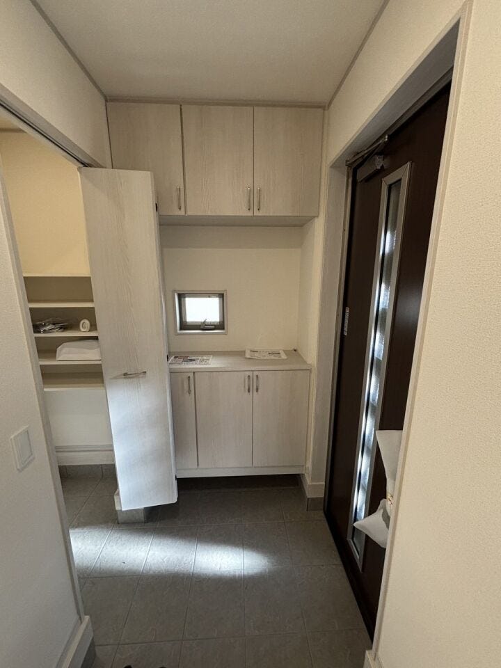 明るく開放感のある玄関、シューズボックスも備えています