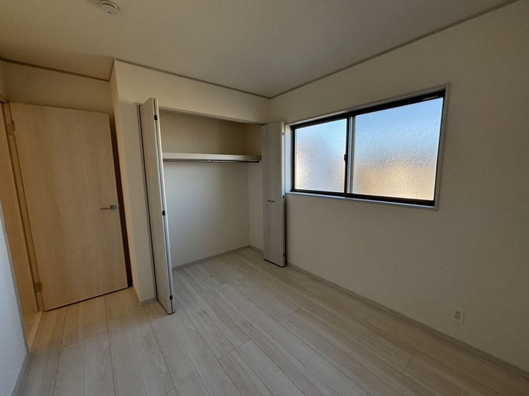 木の温もりと日当たりが良い心地よい空間の居室