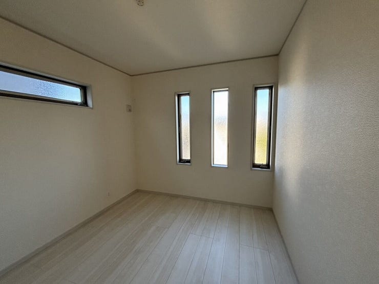 デザイン窓がオシャレな居室です