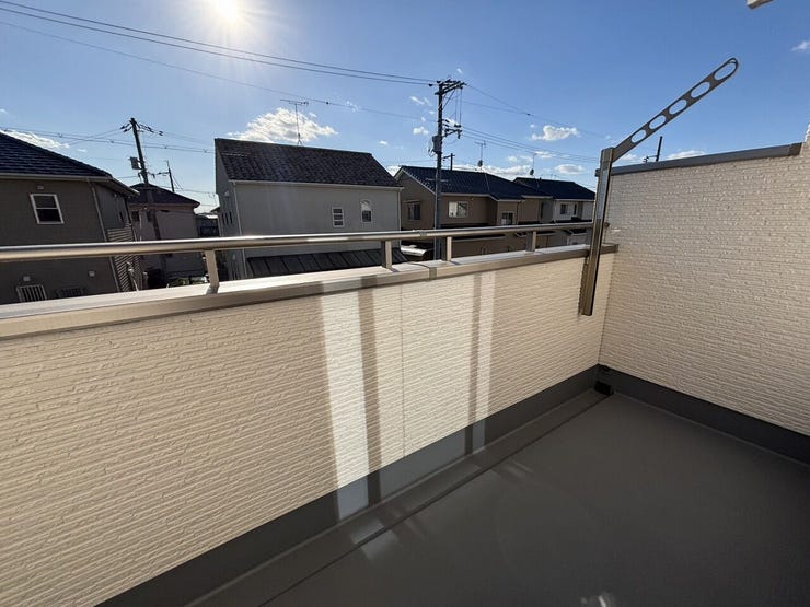 明るい陽射しが差し込むバルコニー