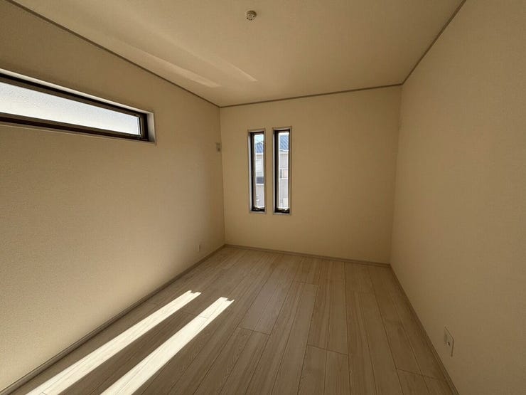 デザイン窓がオシャレな居室です