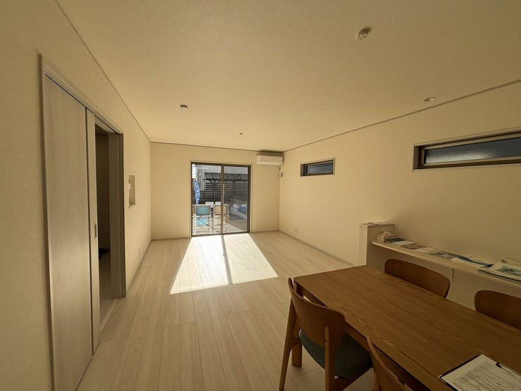 明るい陽射しが差し込む広々としたLDK。自然に家族が集まる空間設計です!