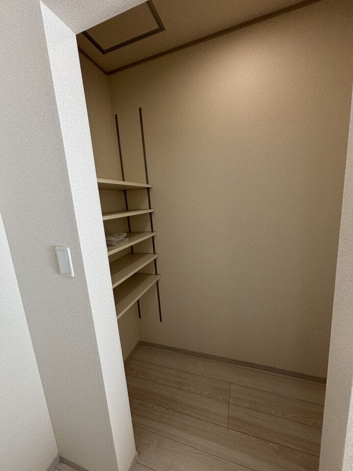 キッチン横のパントリー!ストックもできて安心ですね