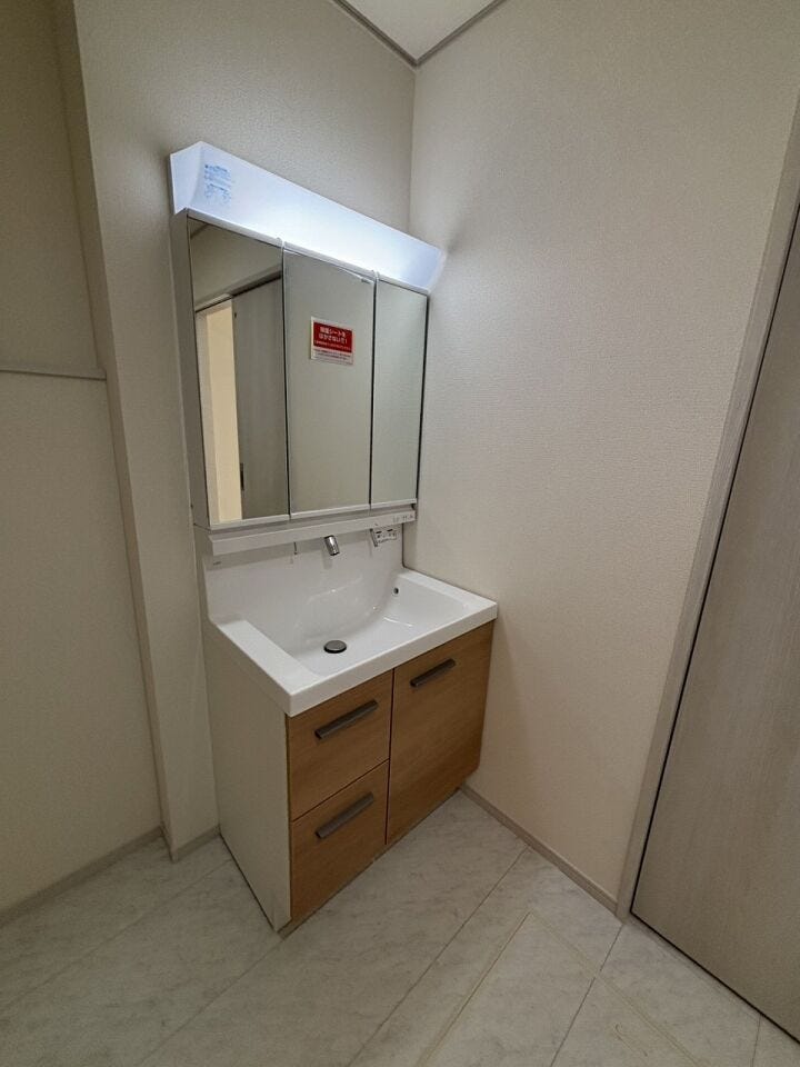 1F洗面所、清潔感のある洗面化粧台