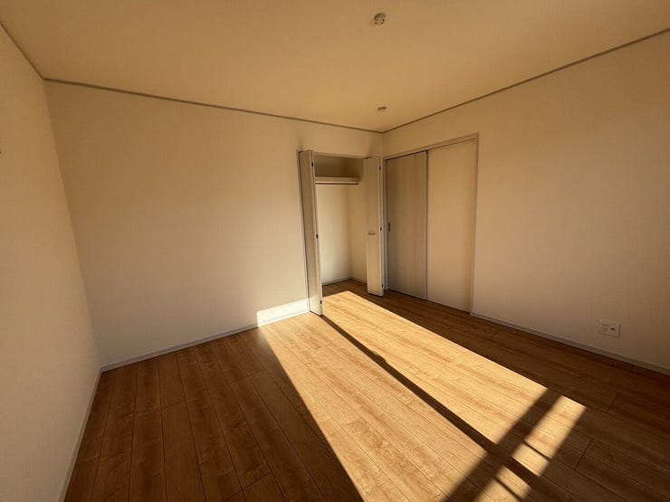 明るい陽射しの差し込む居室