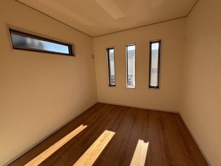 デザイン窓がオシャレな洋室