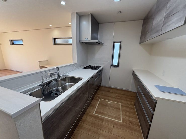 食洗乾燥機、グリル付き3口コンロ、パントリー付の便利なカンターキッチン