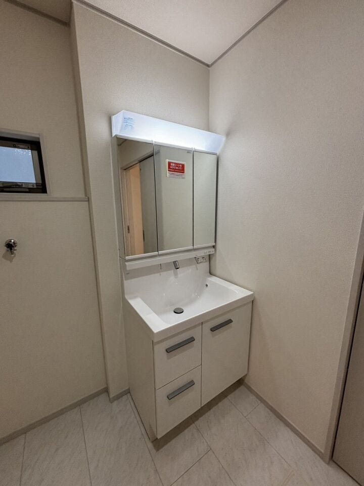 ホワイト基調で清潔感のある洗面化粧台