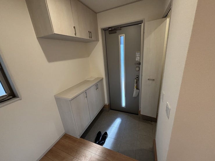 シューズボックスを備えた玄関。窓もあるので明るく開放感が広がります