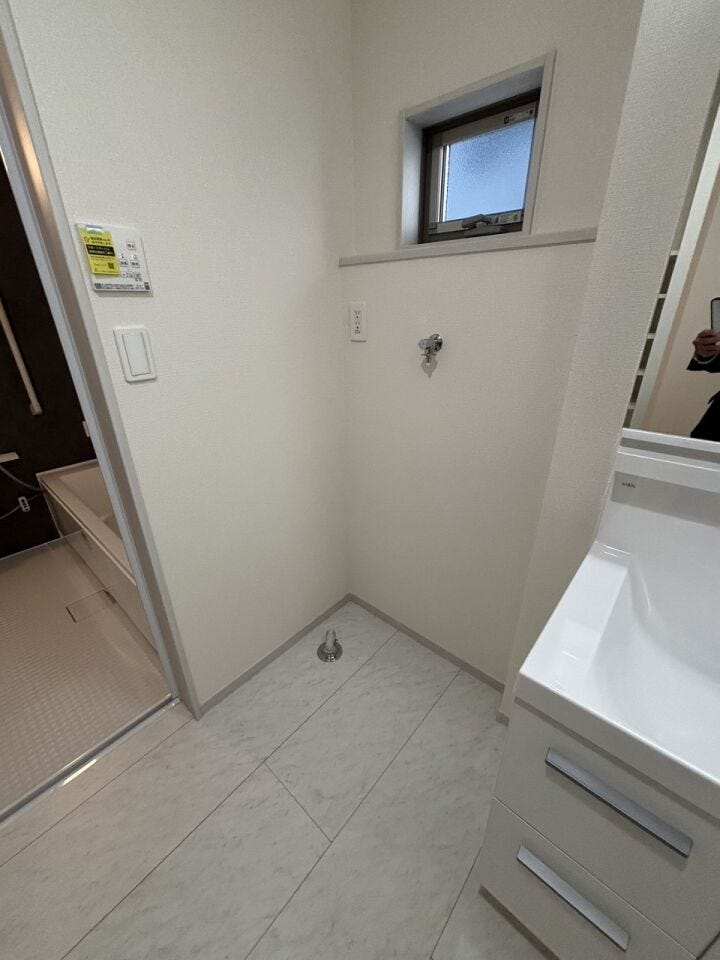 ホワイト基調で清潔感のある洗面所