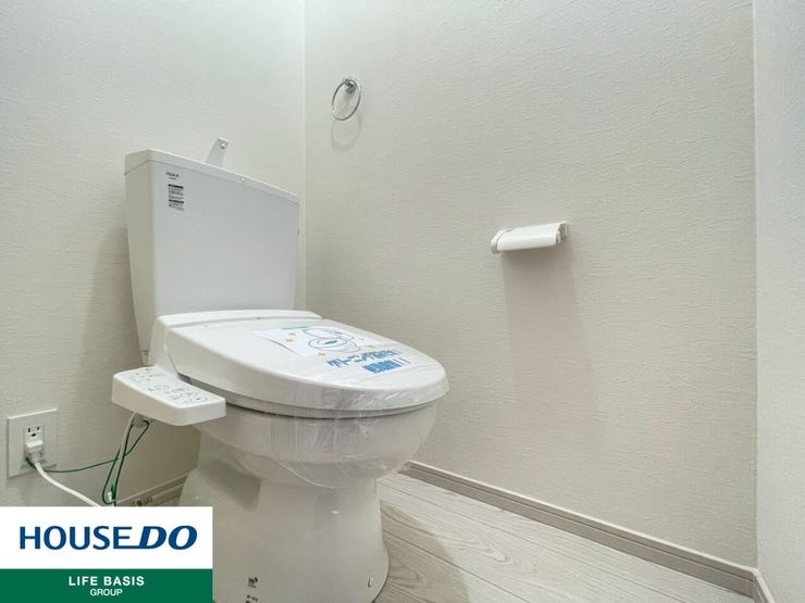 【温水洗浄便座付きトイレ】トイレは通年快適に使用できる、温水洗浄便座付き。各フロアにトイレが配置されているため、来客時も気兼ねなく使用できます。腰を掛けた際、ひんやりすることも御座いません。
