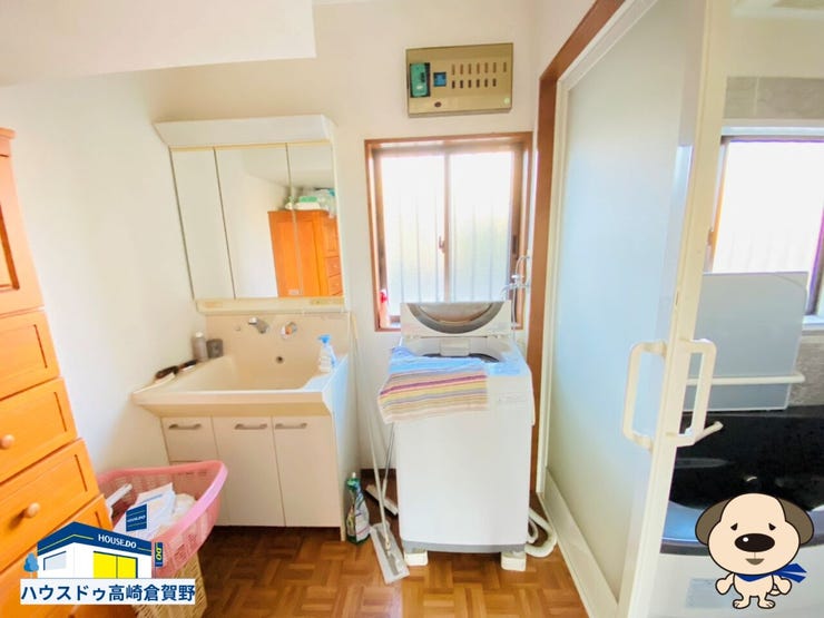 1階の洗面スペースは窓付きで、明るく快適に使えます◎