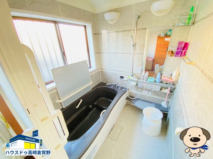 窓付きのユニットバスで、光と風を感じながら一日の疲れを癒せます。